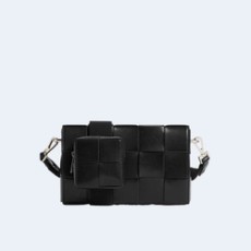 보테가 베네타 버서타일 스트랩 카세트백 블랙